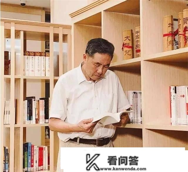 新中国首位博士，手握001号博士证书，现在过得怎么样？