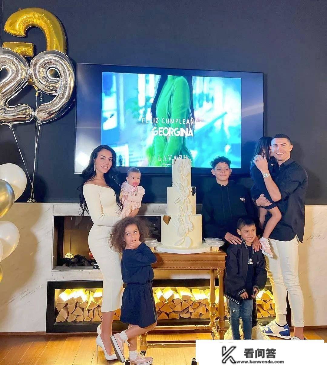 C罗老婆过生日不简单，拎18万的秀婀娜身段，厘米高跟鞋太夸大