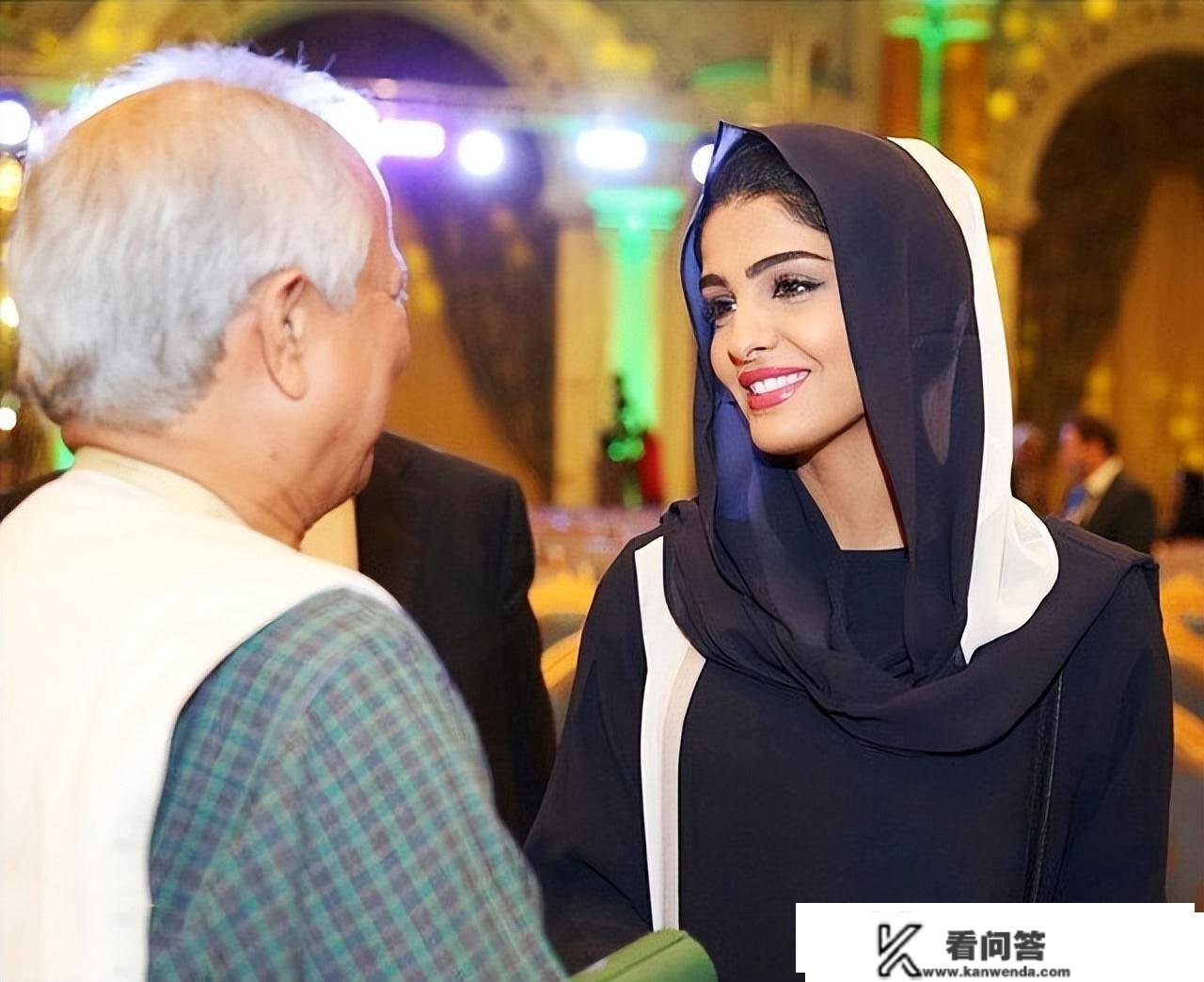 C罗老婆过生日不简单，拎18万的秀婀娜身段，厘米高跟鞋太夸大