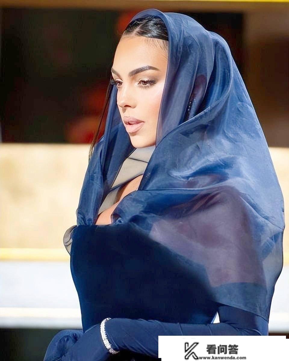 C罗老婆过生日不简单，拎18万的秀婀娜身段，厘米高跟鞋太夸大