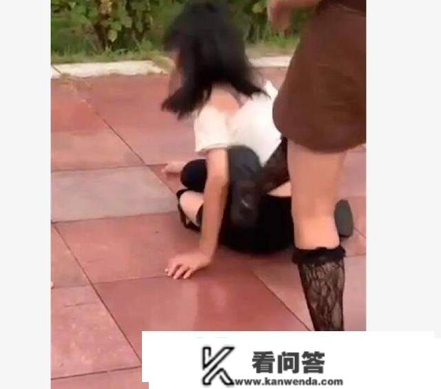 未成年少女被霸凌！江西一公园多人群殴一少女：打耳光、踢下体