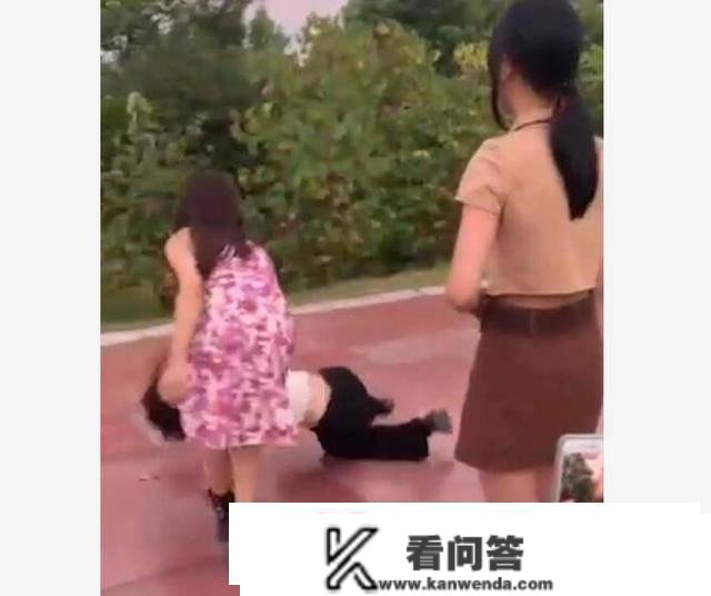 未成年少女被霸凌！江西一公园多人群殴一少女：打耳光、踢下体