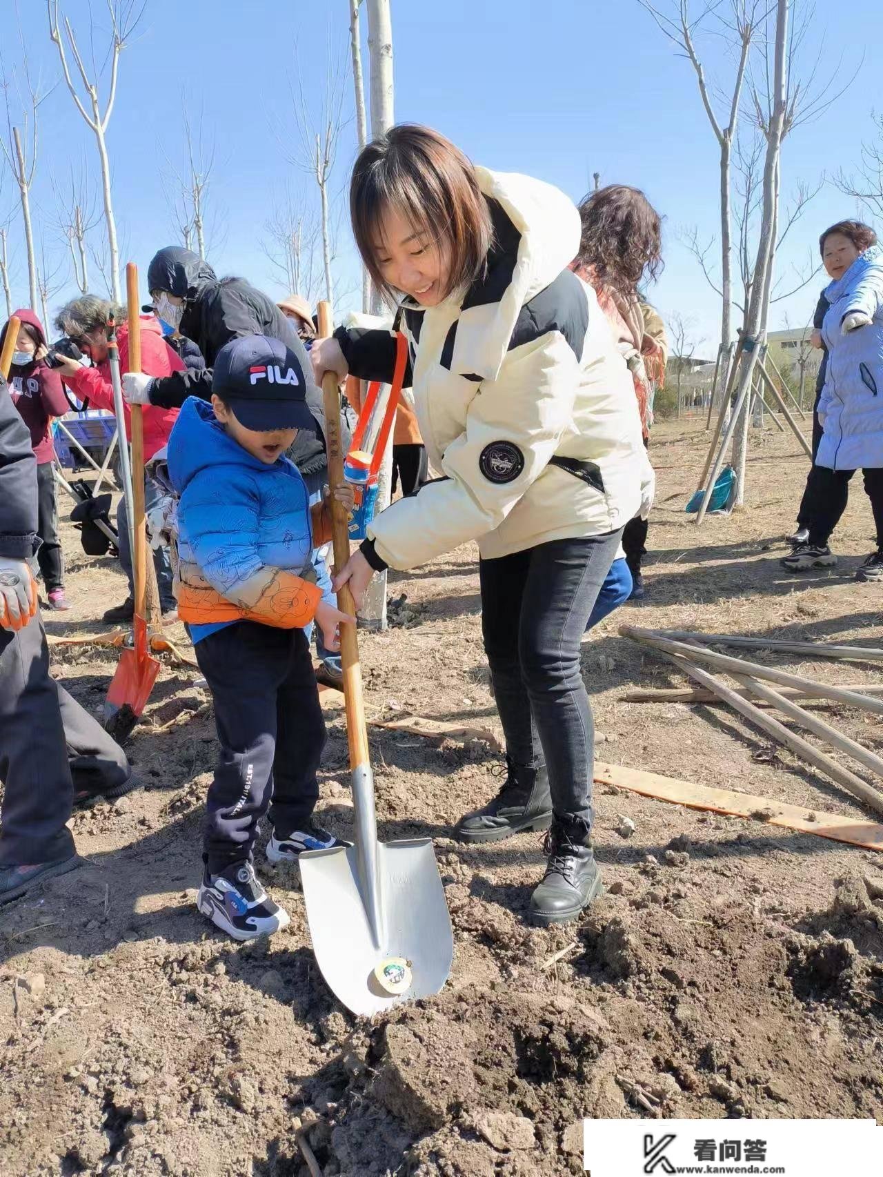 “植”此青绿 拥抱春天 ——广发银行天津分行开展共建签约公益植树活动