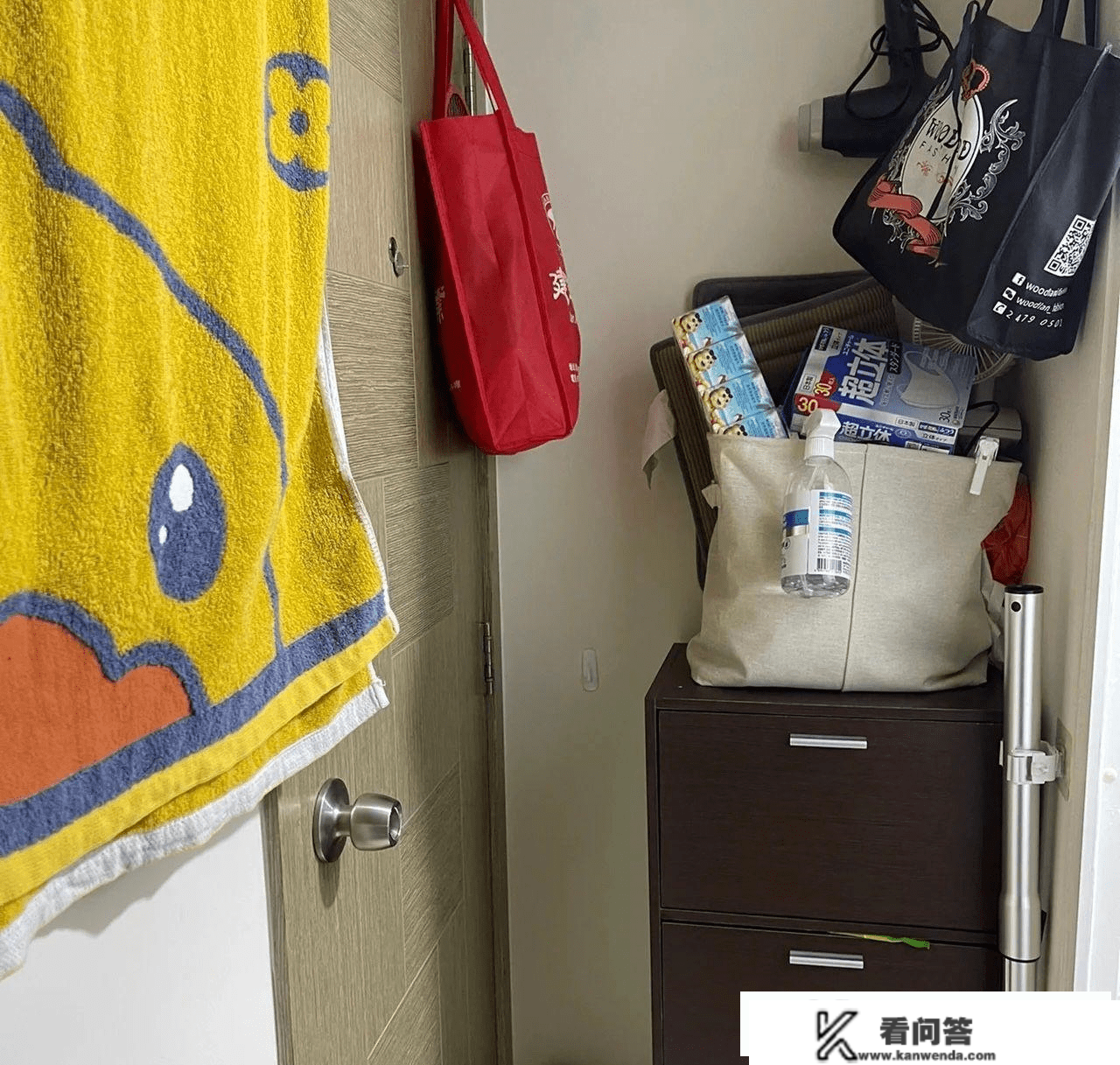 24岁香港姑娘住进8㎡劏房,没想到,巴掌大的空间却有“厨卫卧” 24岁香港姑娘住进8㎡劏房,没想到,巴掌大的空间却有“厨卫卧”