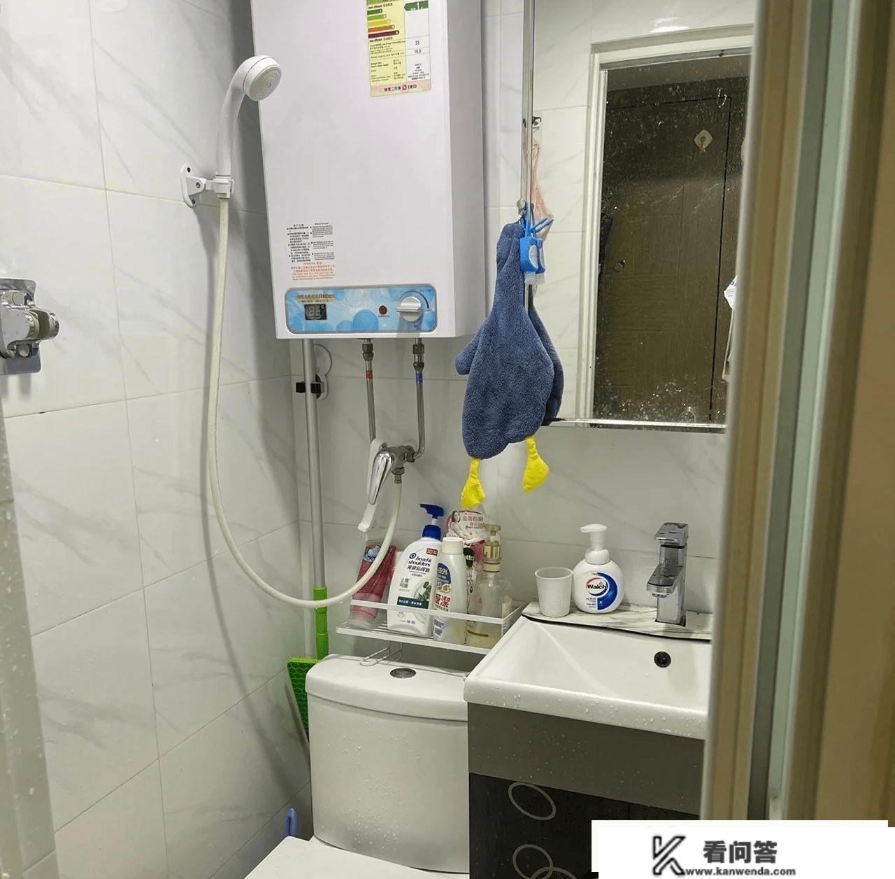 24岁香港姑娘住进8㎡劏房,没想到,巴掌大的空间却有“厨卫卧” 24岁香港姑娘住进8㎡劏房,没想到,巴掌大的空间却有“厨卫卧”