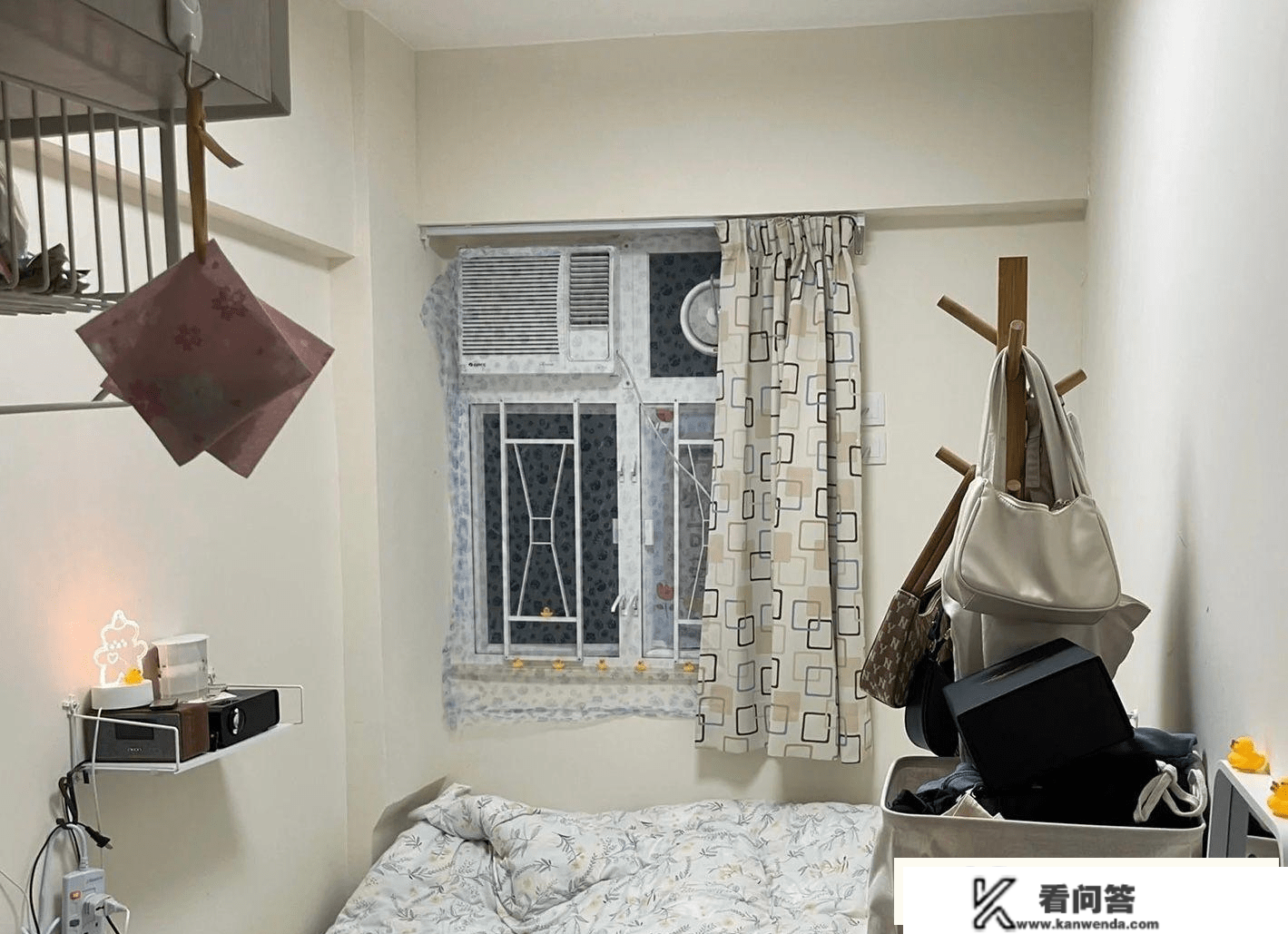 24岁香港姑娘住进8㎡劏房,没想到,巴掌大的空间却有“厨卫卧” 24岁香港姑娘住进8㎡劏房,没想到,巴掌大的空间却有“厨卫卧”