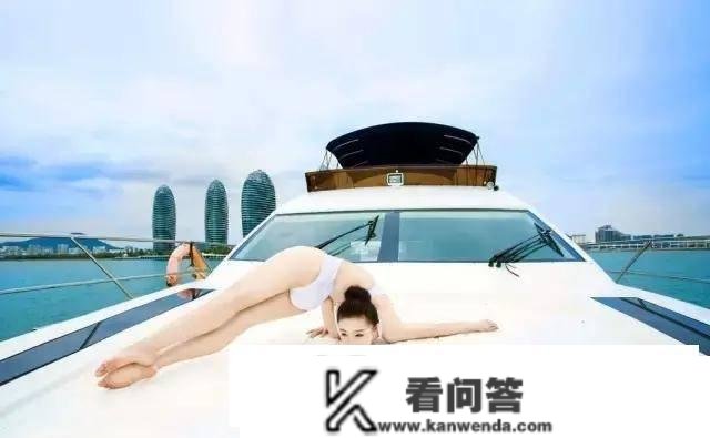 莫非游艇才是美女的绝配？网友：我也好想开艘游艇出海啊