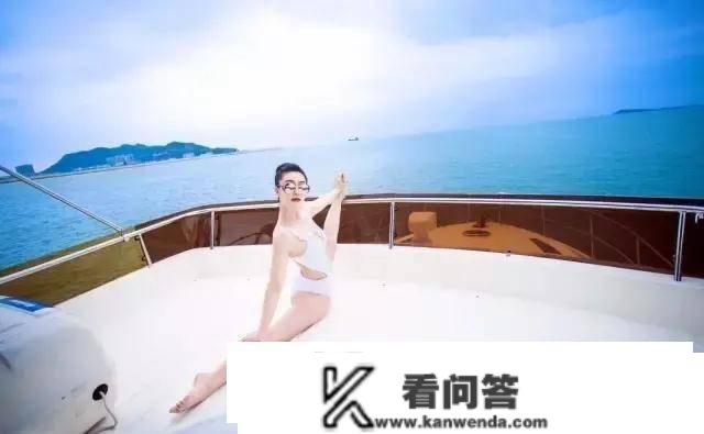 莫非游艇才是美女的绝配？网友：我也好想开艘游艇出海啊