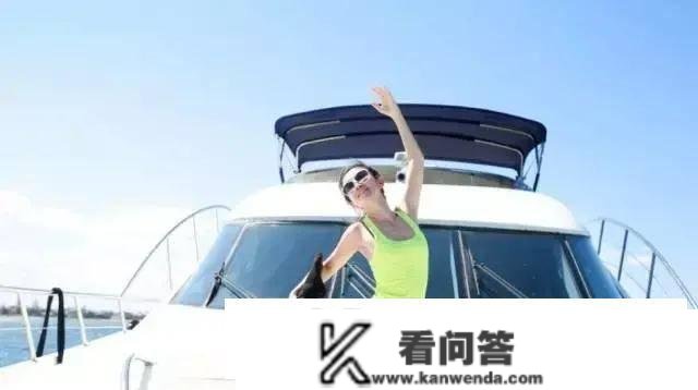 莫非游艇才是美女的绝配？网友：我也好想开艘游艇出海啊