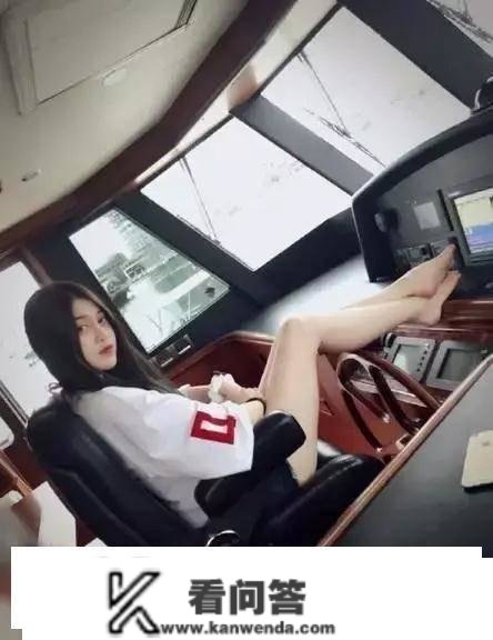 莫非游艇才是美女的绝配？网友：我也好想开艘游艇出海啊