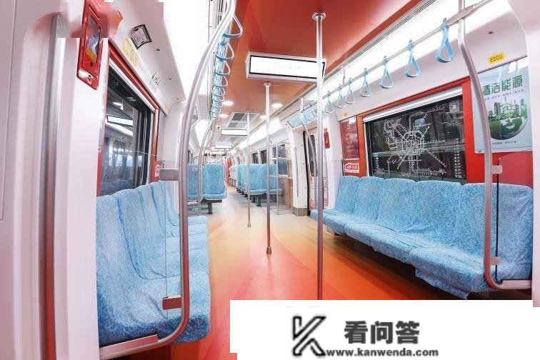 “领航号”18号线开跑 成都地铁新年首辆主题列车上线