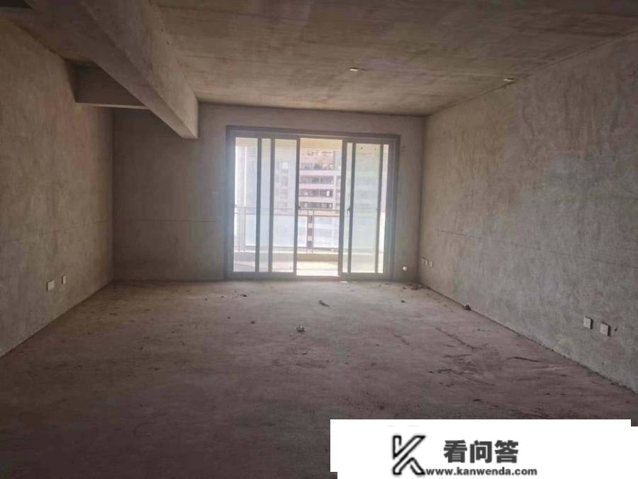 一栋位于南宁市邕江第一街口的江景别墅，拍卖价格只要105万，却无人要