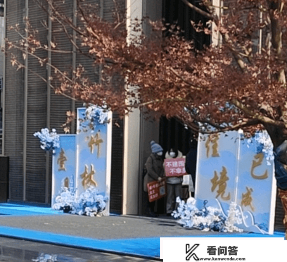 业主怒了!不建围墙不拿房!常州刚交付楼盘,有业主举牌维权 业主怒了!不建围墙不拿房!常州刚交付楼盘,有业主举牌维权