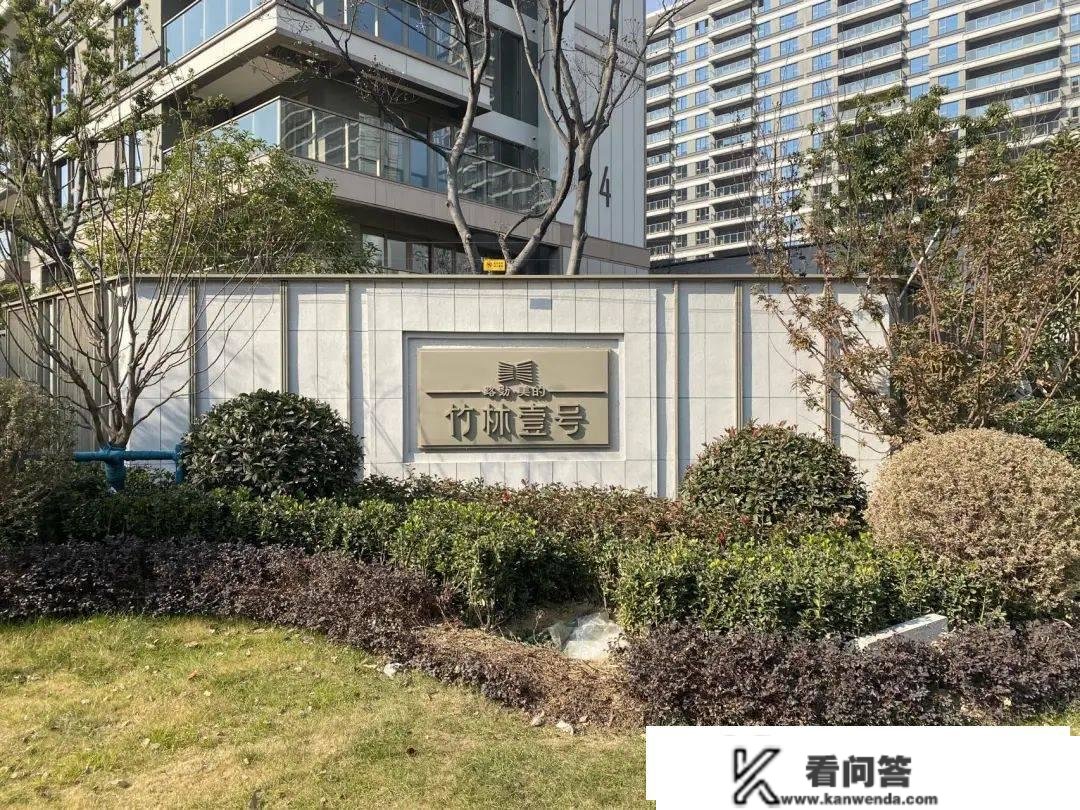 业主怒了!不建围墙不拿房!常州刚交付楼盘,有业主举牌维权 业主怒了!不建围墙不拿房!常州刚交付楼盘,有业主举牌维权