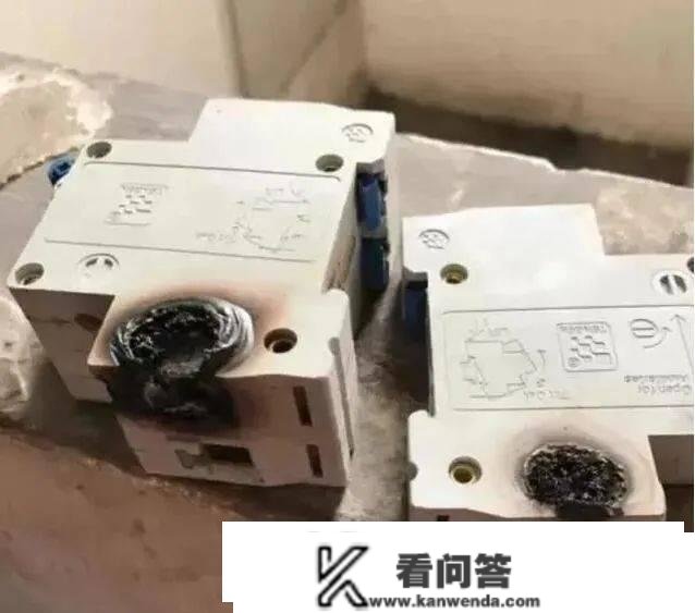 空调功率是4500W，用的32A空开和4平方电源线，怎么运行一段时间后总跳闸？