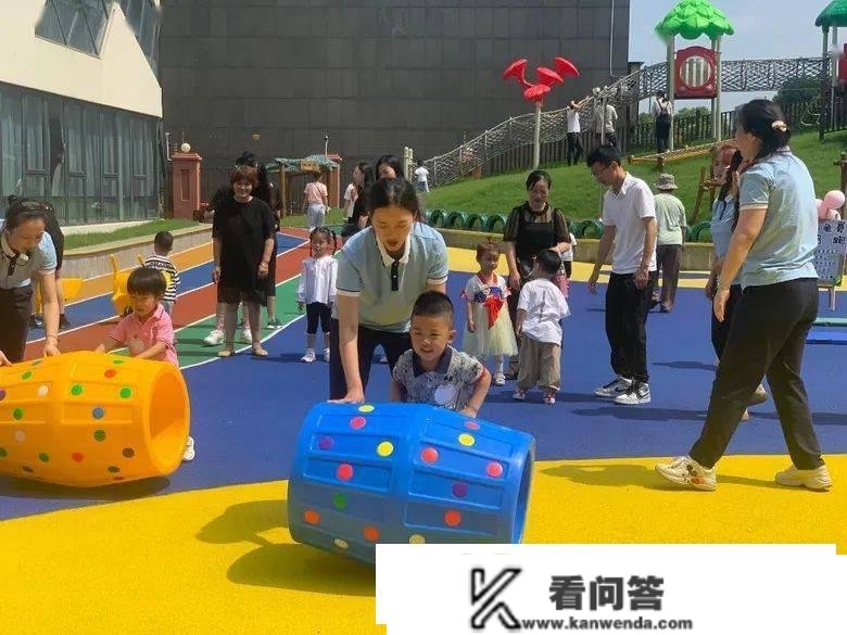 嘉兴那所幼儿园也搞半日体验了！户外亲子游戏、点心茶歇、语言启蒙...名额不多，抓紧来抢！都雅、好吃、好玩…