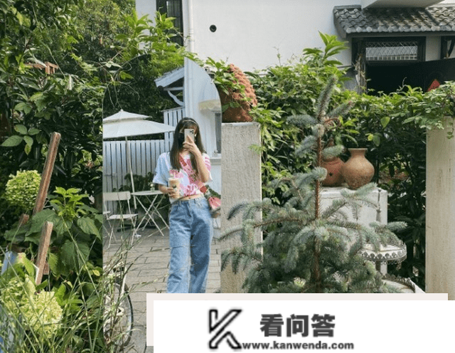 小李琳女儿晒自拍曝豪宅一角，住独栋大别墅，情况非常清幽