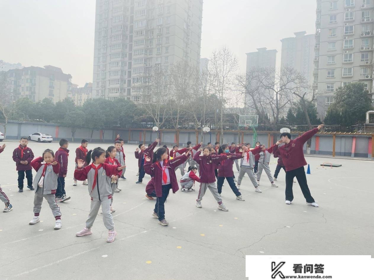 同课异构展风度，高效课堂促“双减”——未央区枣园小学开展音体美师徒同课异构活动