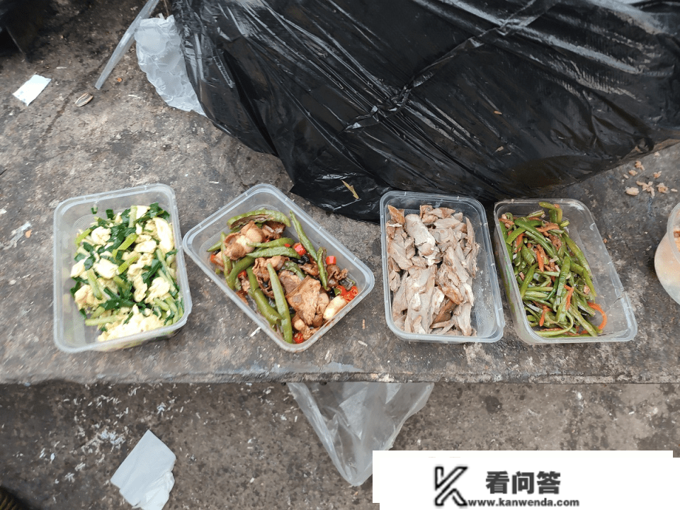 一栋写字楼一天剩饭菜40升！北京晚报评论：外卖不克不及游离于反食物浪费之外