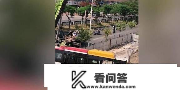 广东省佛山市又发作一路惊险车祸，监控视频画面实在令人惊心动魄