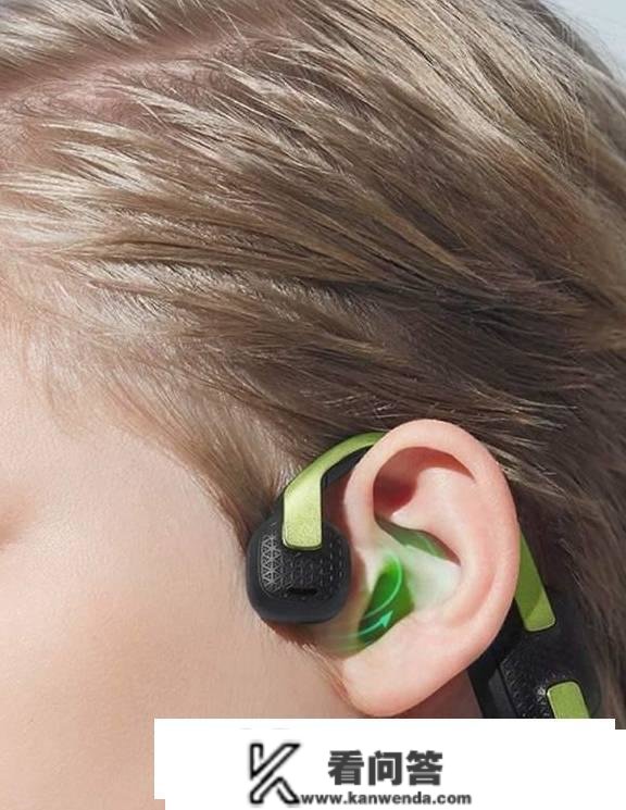 孩子上彀课经常利用耳机，若何护耳？小天才护耳耳机有话说