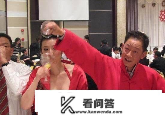 52岁王志文成婚十周年，妻子开车行身价过亿儿子10岁超帅