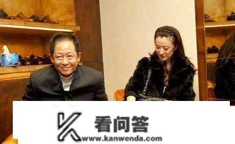 52岁王志文成婚十周年，妻子开车行身价过亿儿子10岁超帅