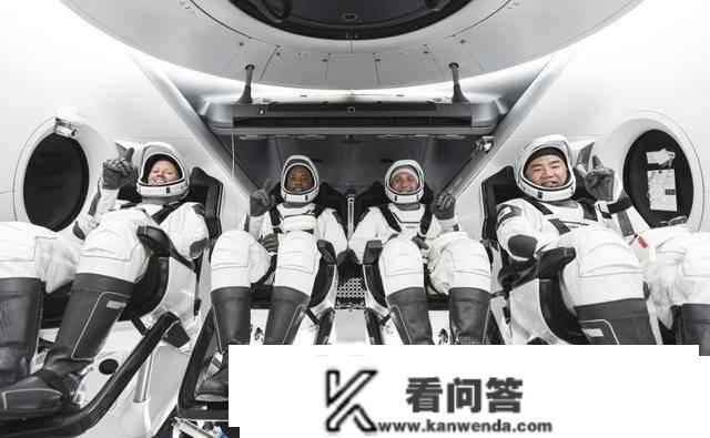 SpaceX“龙飞船”初次贸易载人升空，“狂人”马斯克正在改写汗青