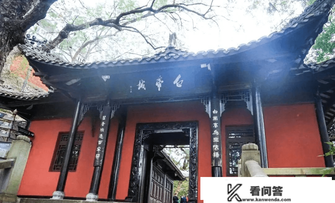白帝城是长江里的小岛，在重庆市奉节县夔门街道
