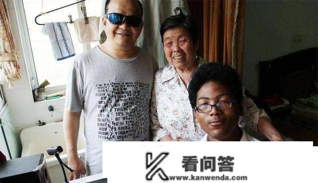 20年前，上海白果捡到一黑人弃婴，长大后还分他房产，如今若何？