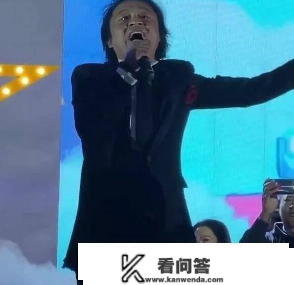 58岁马景涛现身商演，身段发福发际线后移，“怒吼帝”也老了