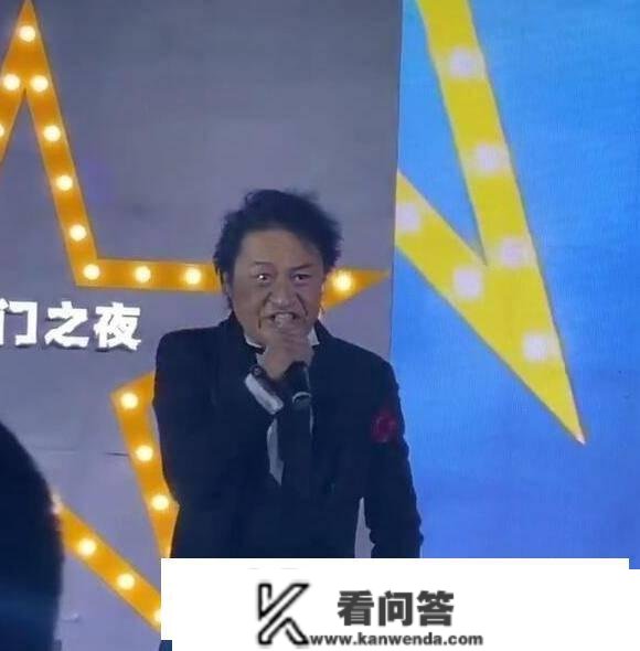 58岁马景涛现身商演，身段发福发际线后移，“怒吼帝”也老了