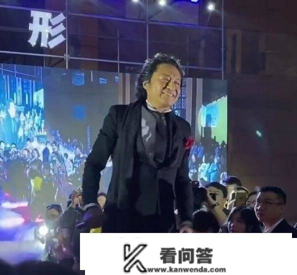 58岁马景涛现身商演，身段发福发际线后移，“怒吼帝”也老了