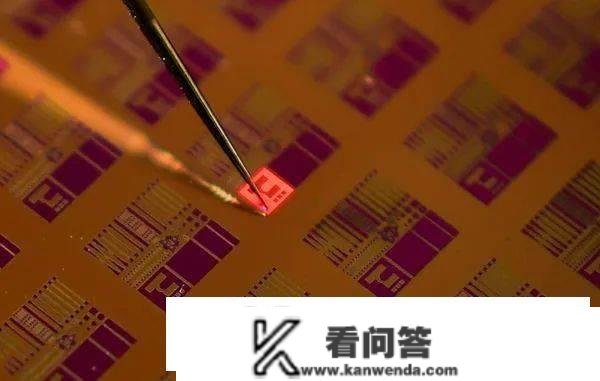 全球首家 AR 隐形眼镜商颁布发表不做眼镜，转做幕后 MicroLED 手艺供给商