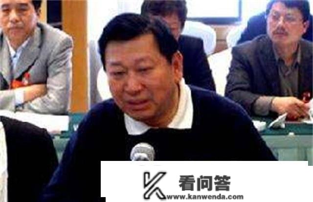 六旬商人把公司低价卖给外资，留0.01%股份分红，今公司市值430亿