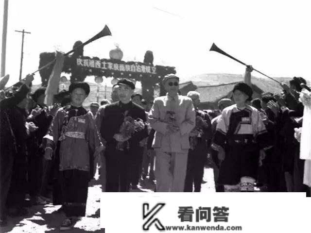 改土归流后清政府对湘西社会的“儒化”影响：培育了常识人才促进文化进步，有