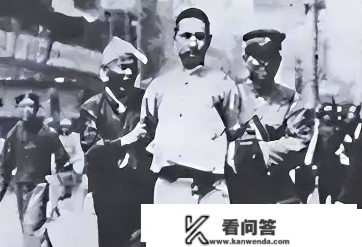 1949年新疆“土霸王”岳父家，11口人遭灭门，墙上留下8个字