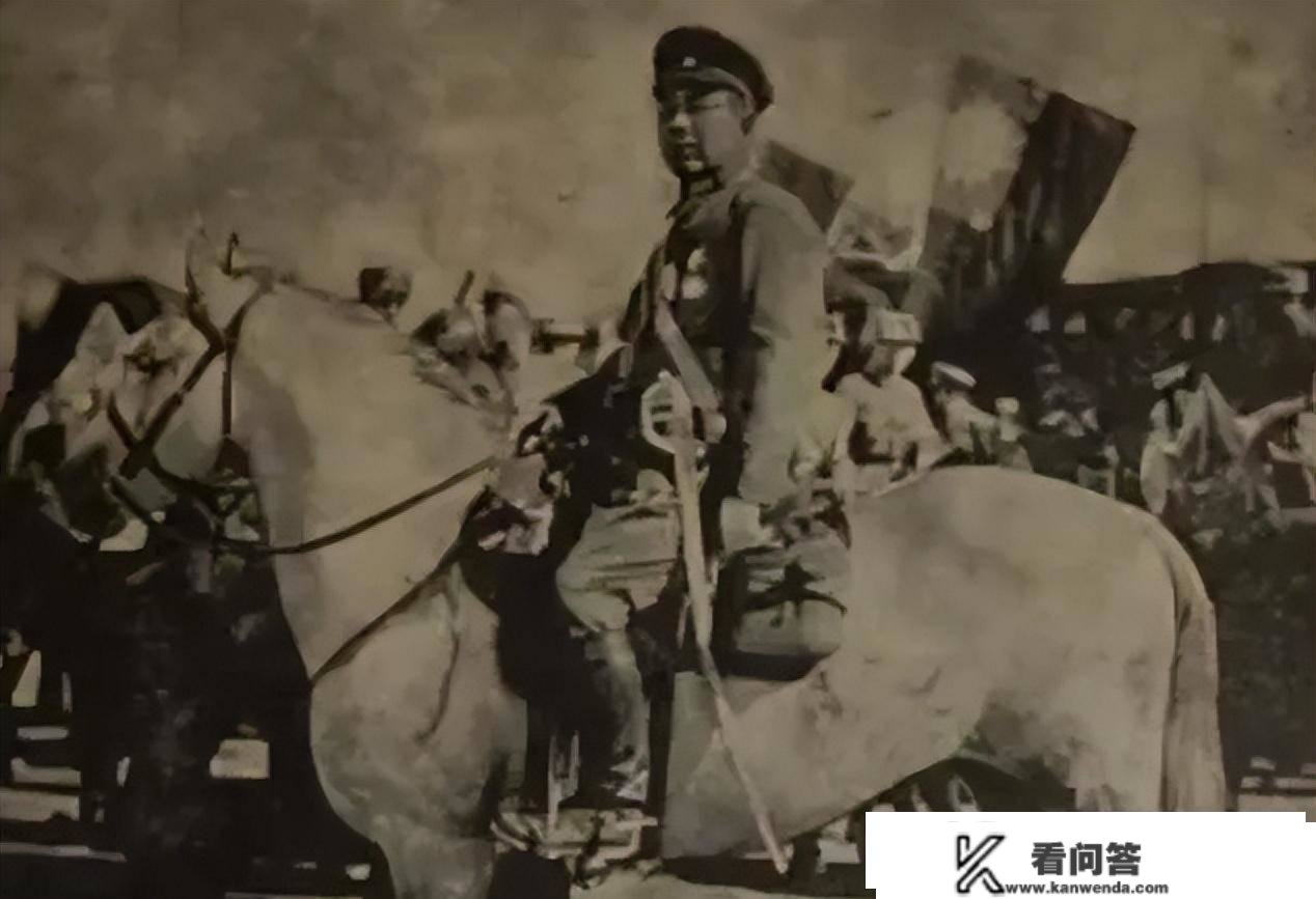 1949年新疆“土霸王”岳父家，11口人遭灭门，墙上留下8个字