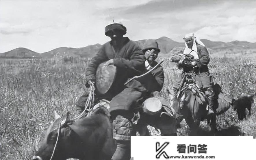 1949年新疆“土霸王”岳父家，11口人遭灭门，墙上留下8个字