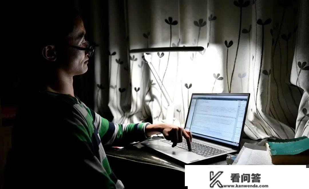 脑瘫男孩大学旁听12年已发3篇SCI论文，即将“博士”结业