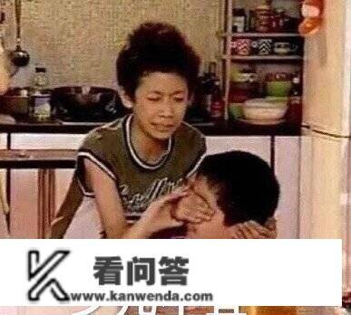 搞笑GIF：我就开了个柚子，他们为啥说我该死独身！