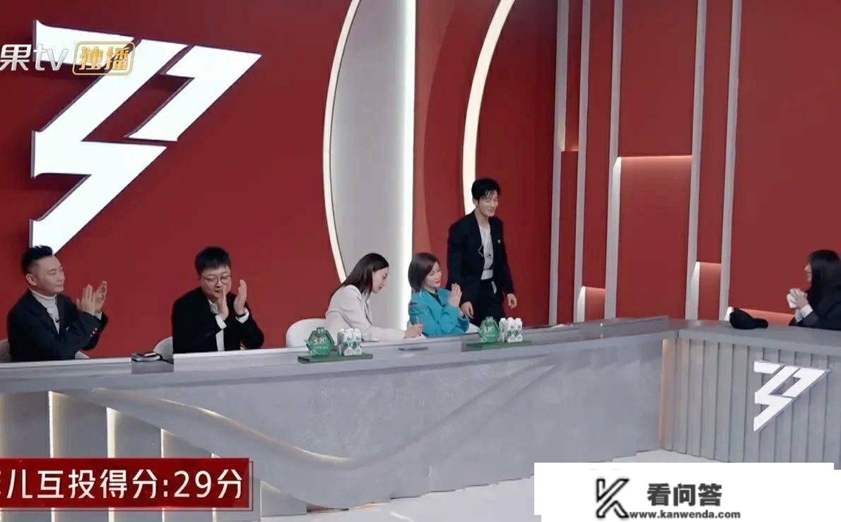 心疼李菲儿，首登“姐姐”舞台，赛后慨叹发文：没想到有些问题在哪都躲不掉