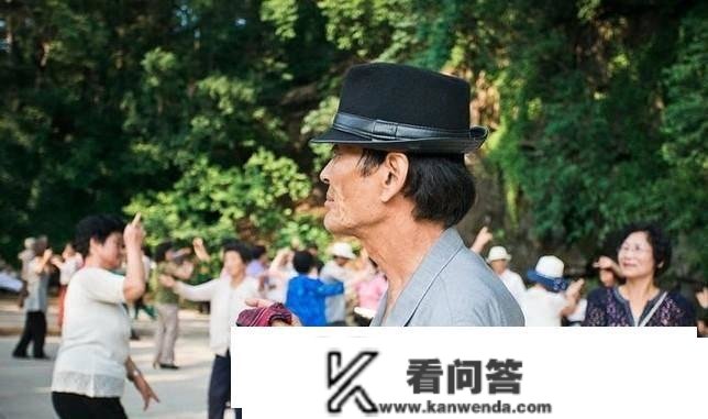 69岁退休大爷哭诉：跳了半年广场舞，每月8000元退休金都不敷用了