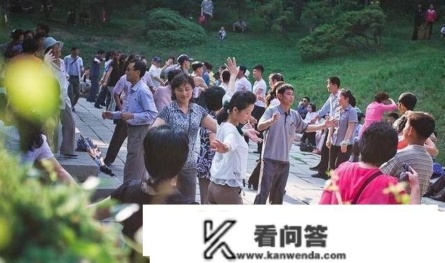 69岁退休大爷哭诉：跳了半年广场舞，每月8000元退休金都不敷用了