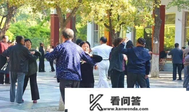 69岁退休大爷哭诉：跳了半年广场舞，每月8000元退休金都不敷用了