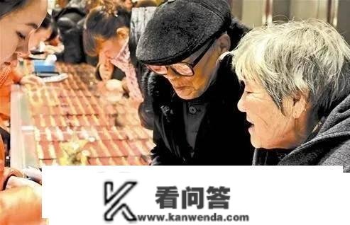 69岁退休大爷哭诉：跳了半年广场舞，每月8000元退休金都不敷用了