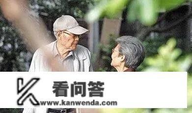 69岁退休大爷哭诉：跳了半年广场舞，每月8000元退休金都不敷用了