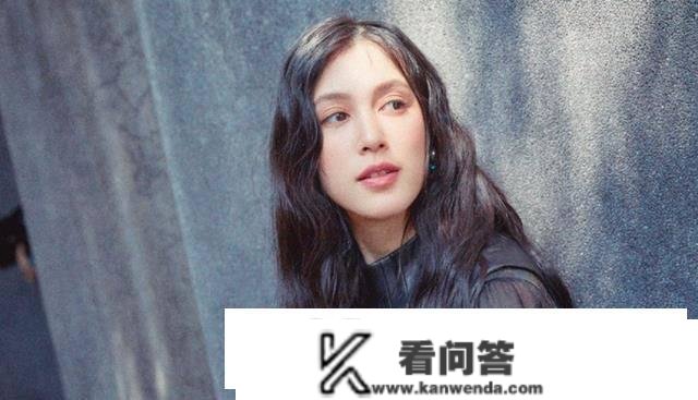 31岁女星1年没工做负债百万！妈妈患癌想卖房，男友是洪金宝儿子