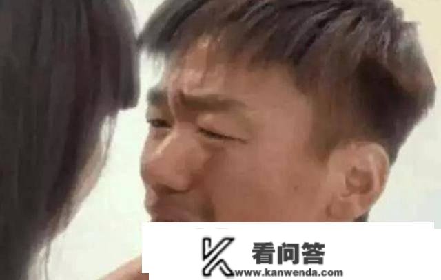 王宝强老家农村豪宅久无人住，绿色大门被歹意涂鸦，内容令人愤慨