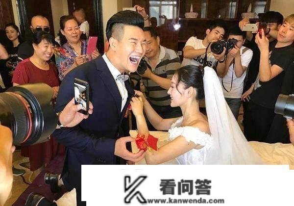 曾红遍全国，张一山给他做副角！成婚竟回农村摆流水席，实接地气